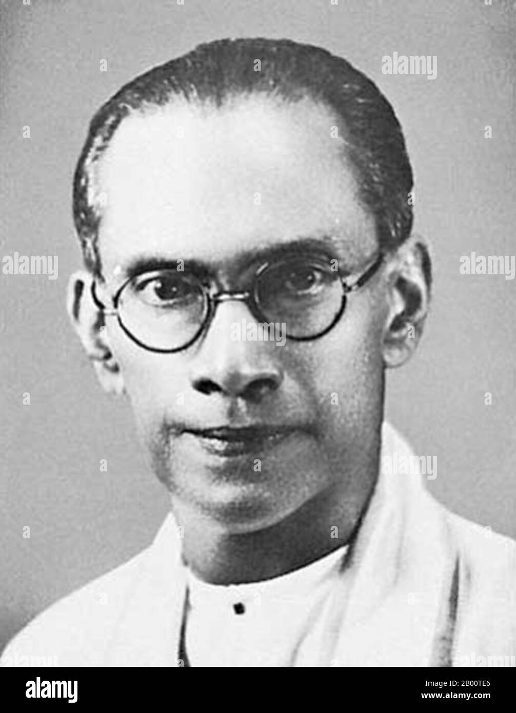 Sri Lanka: S.W.R.D. Bandaranaike (1899-1959), Premier ministre de Ceylan (1956-1959). S.W.R.D. (Solomon West Ridgeway Dias) Bandaranaike (8 janvier 1899—26 septembre 1959) était le quatrième Premier Ministre de Ceylan (plus tard Sri Lanka), en service de 1956 jusqu'à son assassinat en 1959. Son assassinat par un moine bouddhiste a choqué le monde. Le Sri Lanka est depuis longtemps un pays associé au bouddhisme theravada et à ses principes forts de non-violence. Le 25 septembre 1959, Talduwe Somarama, moine bouddhiste habillé de robes de safran traditionnelles, est arrivé chez Bandaranaike à Colombo et l'a tiré. Banque D'Images