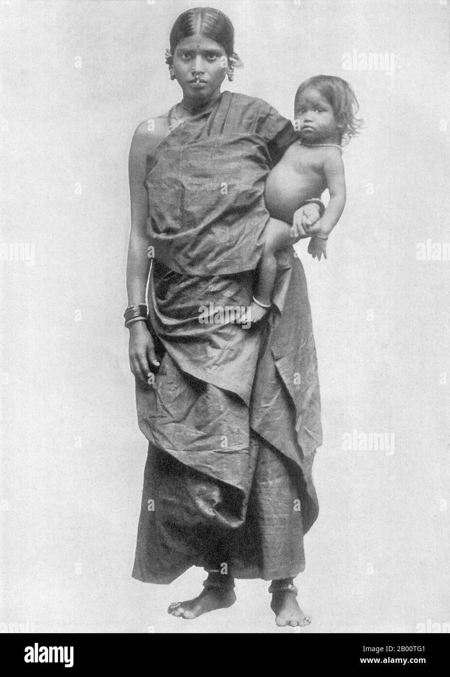 Sri Lanka : mère et enfant cinghalais, fin du XIXe siècle. Sri Lanka a toujours été un important port et un poste commercial dans le monde ancien, et est de plus en plus fréquenté par des navires marchands du Moyen-Orient, de la Perse, de la Birmanie, de la Thaïlande, de la Malaisie, de l'Indonésie et d'autres parties de l'Asie du Sud-est. Les îles étaient connues des premiers explorateurs européens d'Asie du Sud et installées par de nombreux groupes de marchands arabes et malais. Banque D'Images
