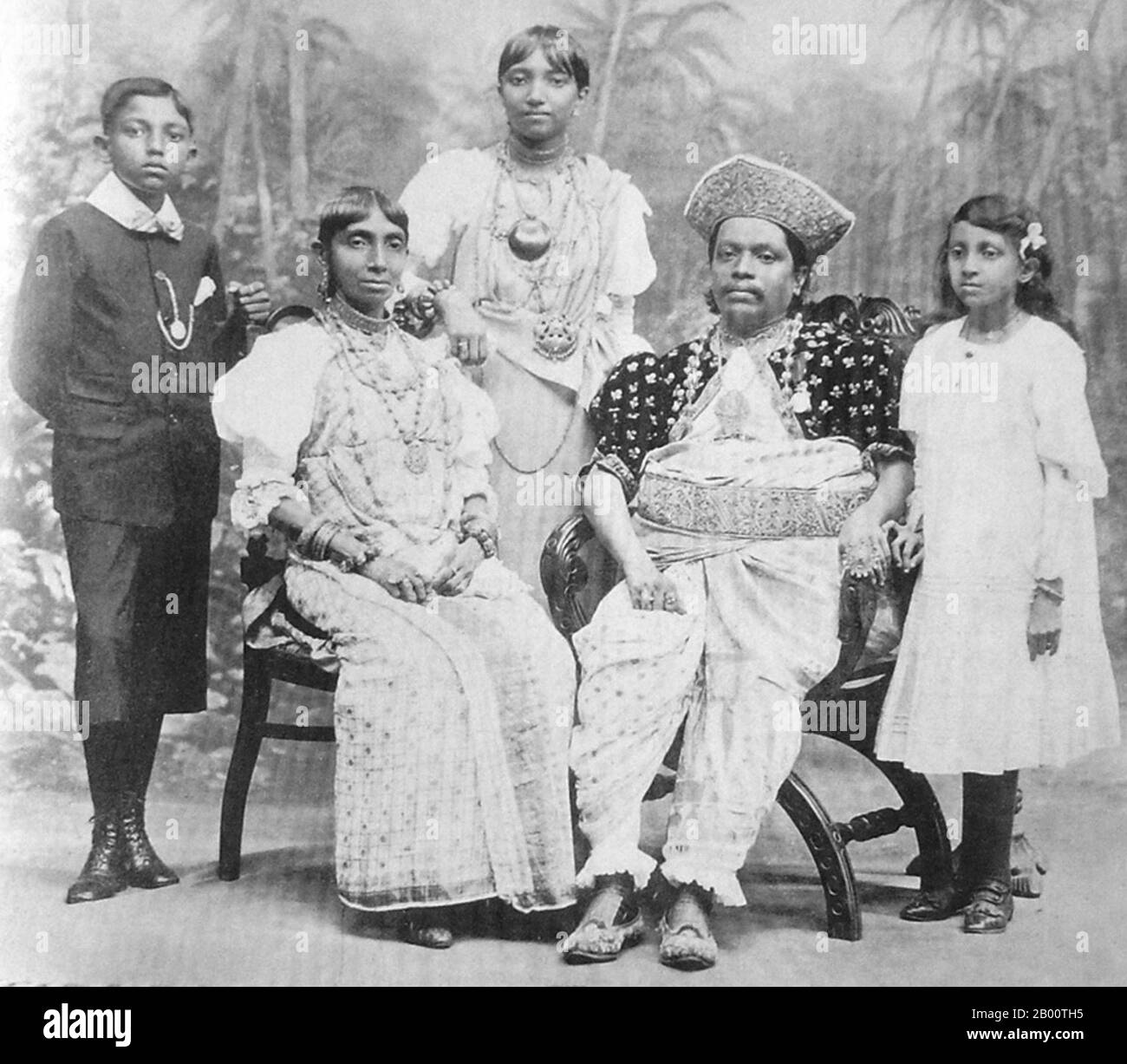 Sri Lanka: L'aristocrate de Kandyan John Henry Meedeniya (1867-1931), également connu sous le nom de J. H. Meedeniya Adigar, avec sa famille en 1905. En 1592, Kandy est devenue la capitale du dernier Royaume indépendant restant à Sri Lanka après que les régions côtières aient été conquises par les Portugais. Kandy est resté indépendant jusqu'au début du XIXe siècle. Lors de la deuxième guerre de Kandyan, les Britanniques n'ont rencontré aucune résistance et ont atteint la ville le 10 février 1815. Le 2 mars 1815, un traité connu sous le nom de convention de Kandyan a été signé entre les Britanniques et les Radalas (aristocrates de Kandyan). Banque D'Images