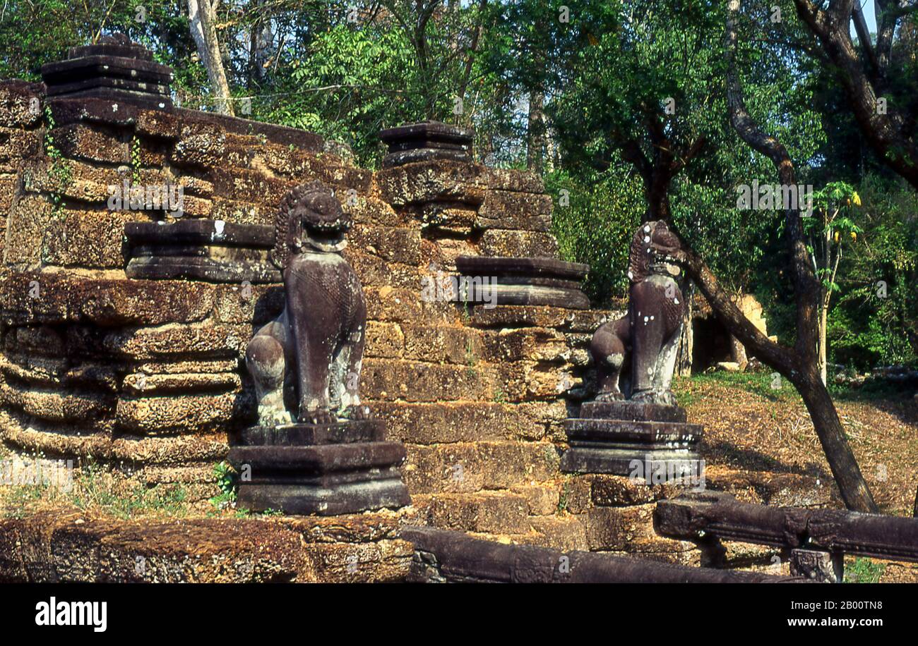 Cambodge: Singha ou lions mythiques garde un escalier à Preah Khan, Angkor. Preah Khan (temple de l'épée sacrée) a été construit à la fin du XIIe siècle (1191) par Jayavarman VII et est situé juste au nord d'Angkor Thom. Le temple a été construit sur le site de la victoire de Jayavarman VII sur les Chams envahisseurs en 1191. Elle était le centre d'une organisation importante, avec près de 100,000 fonctionnaires et fonctionnaires. Il a servi comme une université bouddhiste à un moment donné. La déité primaire du temple est la boddhisatva Avalokiteshvara sous la forme du père de Jayavarman. Banque D'Images