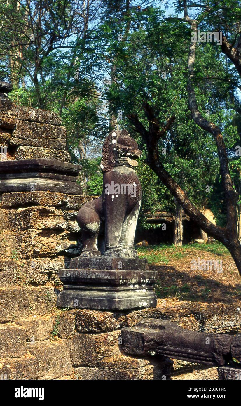 Cambodge: Singha ou lions mythiques garde un escalier à Preah Khan, Angkor. Preah Khan (temple de l'épée sacrée) a été construit à la fin du XIIe siècle (1191) par Jayavarman VII et est situé juste au nord d'Angkor Thom. Le temple a été construit sur le site de la victoire de Jayavarman VII sur les Chams envahisseurs en 1191. Elle était le centre d'une organisation importante, avec près de 100,000 fonctionnaires et fonctionnaires. Il a servi comme une université bouddhiste à un moment donné. La déité primaire du temple est la boddhisatva Avalokiteshvara sous la forme du père de Jayavarman. Banque D'Images