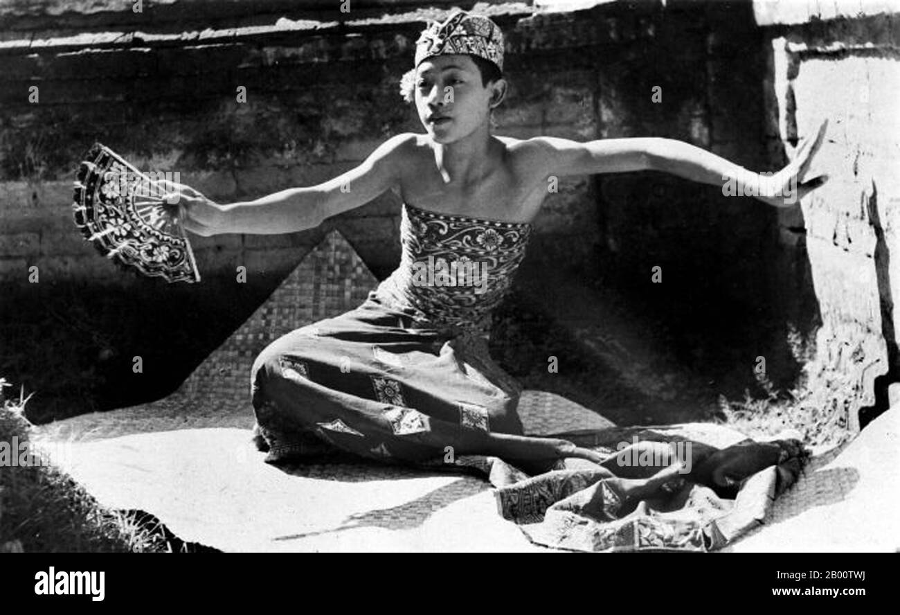 Indonésie : Bali, la danse Kebyar Duduk, 1940. Bali abrite la plus grande partie de la petite minorité hindoue de l'Indonésie, avec environ 92% de la population de 4 millions de l'île adhérant à l'hindouisme balinais, tandis que la plupart des autres suivent l'islam. Bali est la plus grande destination touristique d'Indonésie et est réputée pour ses arts très développés, y compris la danse traditionnelle et moderne, la sculpture, la peinture, la maroquinerie, le travail du métal et la musique. Banque D'Images