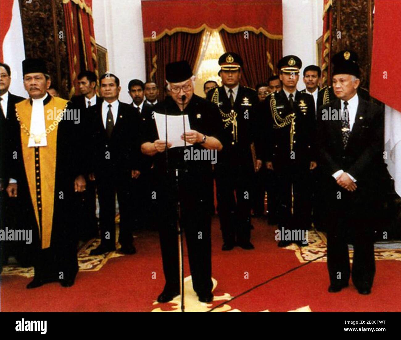 Indonésie: Suharto (1921-2008), deuxième Président de l'Indonésie (1967-1998). Démission, Palais Merdeka, 21 mai 1998. Suharto (8 juin 1921—27 janvier 2008) a été le deuxième Président de l'Indonésie, qui a occupé son poste pendant près de 32 ans, de 1967 à sa démission en 1998. Dans la littérature et les médias indonésiens, il est souvent appelé Pak Harto. Fils de Yogyakarta famers, Suharto s'est joint à la lutte pour l'indépendance des Hollandais en tant que jeune homme. S'élevant au rang de général de l'armée indonésienne, Suharto a aidé à mener une purge anti-communiste en 1965. Banque D'Images