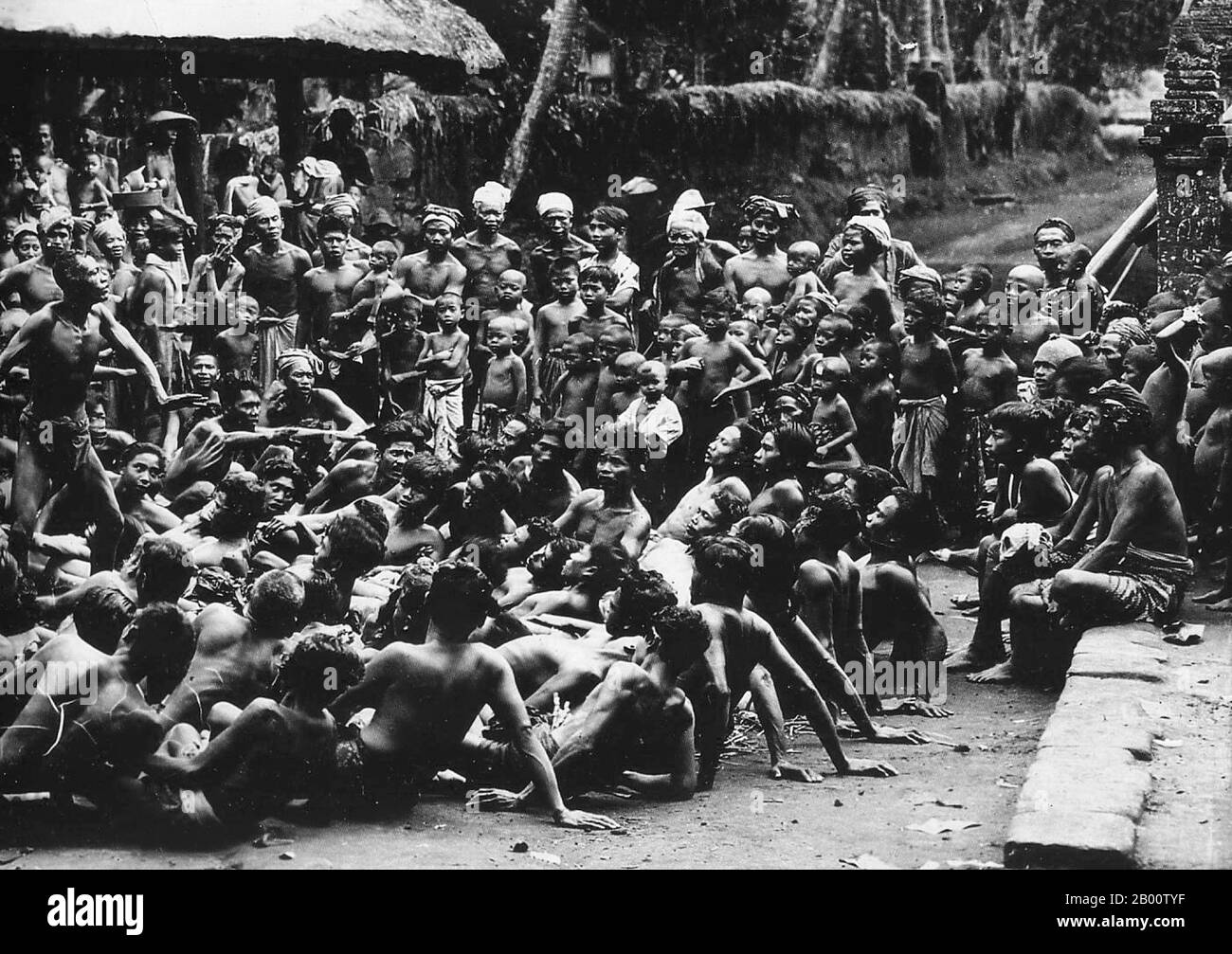 Indonésie; danse de la transe à Bali, c. 1930. Bali abrite la plus grande partie de la petite minorité hindoue de l'Indonésie, avec environ 92% de la population de 4 millions de l'île adhérant à l'hindouisme balinais, tandis que la plupart des autres suivent l'islam. Bali est la plus grande destination touristique d'Indonésie et est réputée pour ses arts très développés, y compris la danse traditionnelle et moderne, la sculpture, la peinture, la maroquinerie, le travail du métal et la musique. Banque D'Images