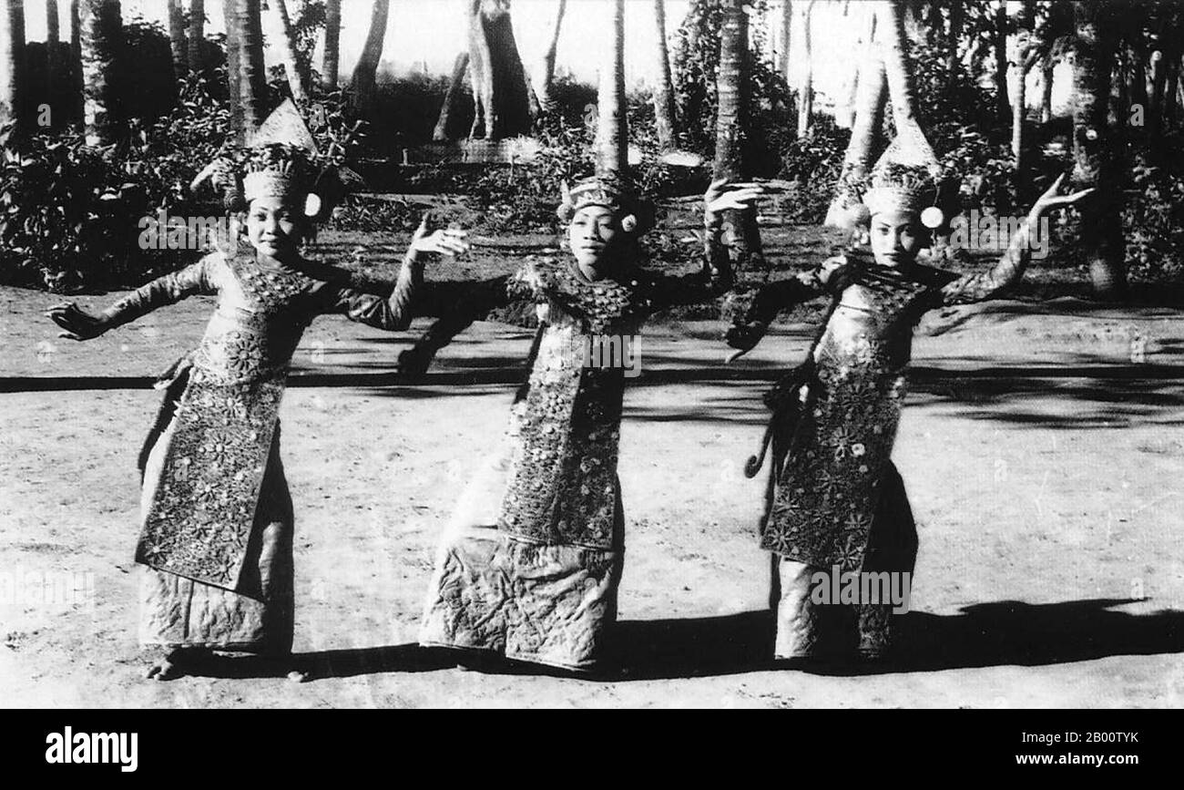 Indonésie: Danseuses de Legong sur l'île de Bali, c. 1930. Bali abrite la plus grande partie de la petite minorité hindoue de l'Indonésie, avec environ 92% de la population de 4 millions de l'île adhérant à l'hindouisme balinais, tandis que la plupart des autres suivent l'islam. Bali est la plus grande destination touristique d'Indonésie et est réputée pour ses arts très développés, y compris la danse traditionnelle et moderne, la sculpture, la peinture, la maroquinerie, le travail du métal et la musique. Banque D'Images