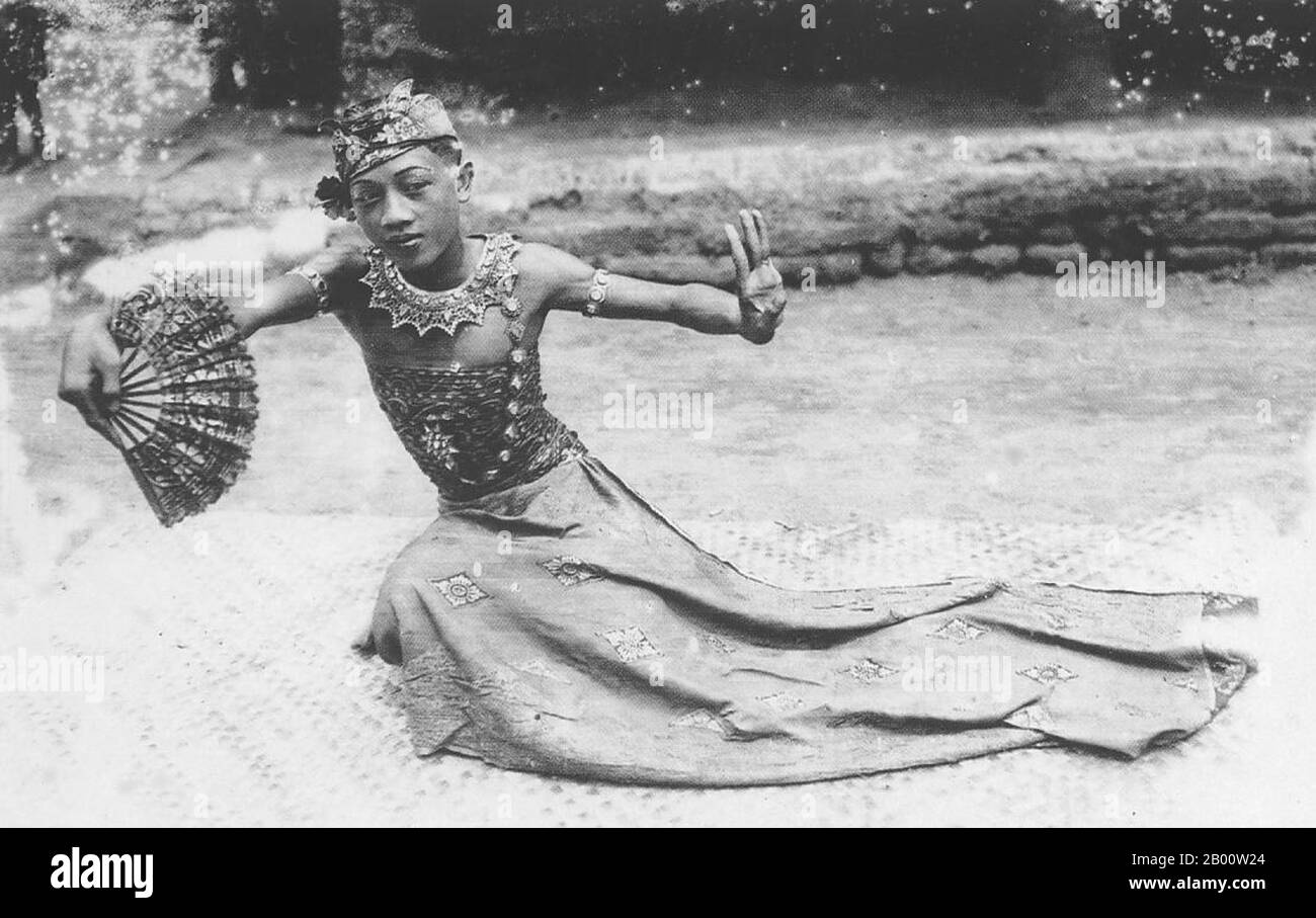 Indonésie : Bali, la danse Kebyar Duduk (1930). Bali abrite la plus grande partie de la petite minorité hindoue de l'Indonésie, avec environ 92% de la population de 4 millions de l'île adhérant à l'hindouisme balinais, tandis que la plupart des autres suivent l'islam. Bali est la plus grande destination touristique d'Indonésie et est réputée pour ses arts très développés, y compris la danse traditionnelle et moderne, la sculpture, la peinture, la maroquinerie, le travail du métal et la musique. Banque D'Images