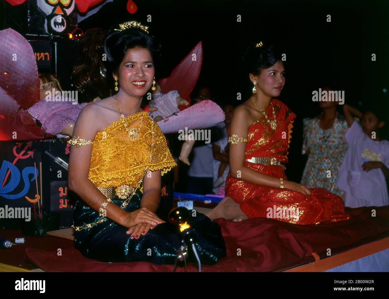Thaïlande: Festival beautés, Festival Loy Krathong, Phuket. Festival beautés dans un défilé, Phuket, Thaïlande du Sud. Loy Krathong se tient chaque année le jour de la pleine nuit de lune du 12ème mois dans le calendrier lunaire thaïlandais traditionnel. Dans le nord de la Thaïlande cela coïncide avec le festival Lanna connu sous le nom de Yi Peng. Banque D'Images