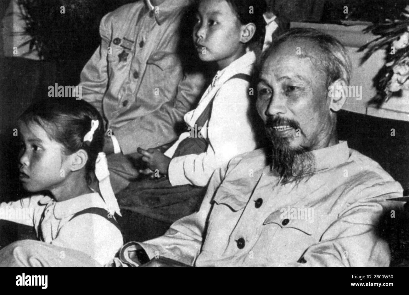 Vietnam: Président Ho Chi Minh avec les enfants des écoles vietnamiennes. Icône vietnamienne Hồ Chí Minh (19 mai 1890 – 2 septembre 1969) est un leader révolutionnaire marxiste vietnamien qui a été Premier ministre (1945–1955) et président (1945–1969) de la République démocratique du Vietnam (Nord du Vietnam). Il a dirigé les Vietcong pendant la guerre du Vietnam jusqu'à sa mort. Il est intéressant de noter qu'avant de prendre les armes et finalement de vaincre l'armée américaine, Ho Chi Minh a travaillé aux États-Unis comme aide de chef sur un navire et comme boulanger à Harlem, New York. Banque D'Images