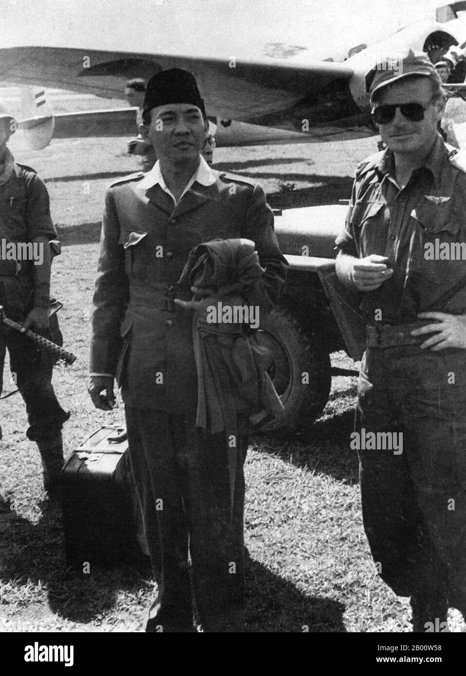 Indonésie: Le président Sukarno est arrêté par les pays-Bas en janvier 1949. Un an plus tard, il retournerait à Jakarta en triomphe. Sukarno est né le 6 juin 1901 à Blaitar, dans l'est de Java. Son nom était Kushno Sosrodihardjo, mais il a été renommé, selon la coutume javanaise, après avoir survécu à une maladie infantile. Son nom est souvent orthographié Soekarno après l'orthographe néerlandaise. Le 4 juillet 1927, Sukarno et quelques amis ont fondé le Partai Nasional Indonesia (PNI) en vue de lutter pour l'indépendance indonésienne. Sukarno a été condamné en tant que prisonnier politique en 1930, mais a été libéré en 1931. Banque D'Images
