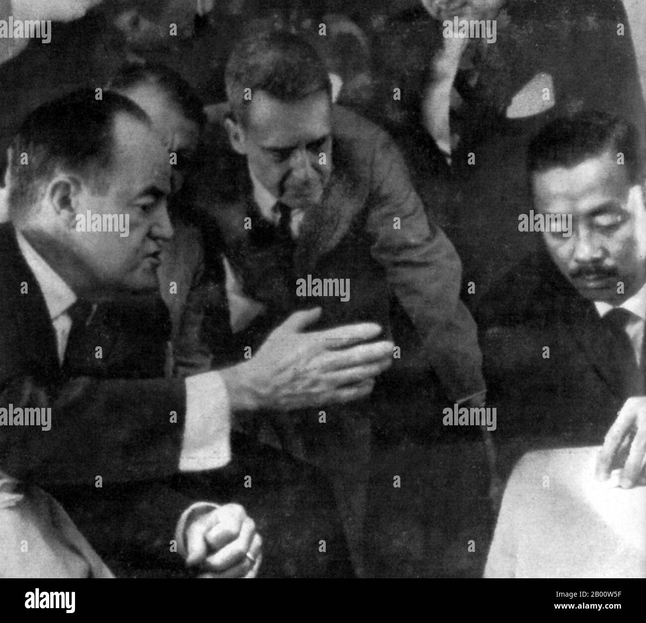 Vietnam : une photo rare d'Edward G. Lansdale (au centre) entre le vice-président américain Hubert Humphrey (à gauche) et le vice-maréchal de l'air Ky. Edward Geary Lansdale (du 6 février 1908 au 23 février 1987) était un officier de la Force aérienne des États-Unis qui a servi au Bureau des services stratégiques et à la Central Intelligence Agency. Lansdale a été membre de la mission du général John W. O'daniel en Indo-Chine en 1953, en tant que conseiller pour les opérations spéciales de contre-guérilla des forces françaises contre le Viet Minh. De 1954 à 1957, il a été stationné à Saigon comme conseiller américain auprès du gouvernement sud-vietnamien. Banque D'Images