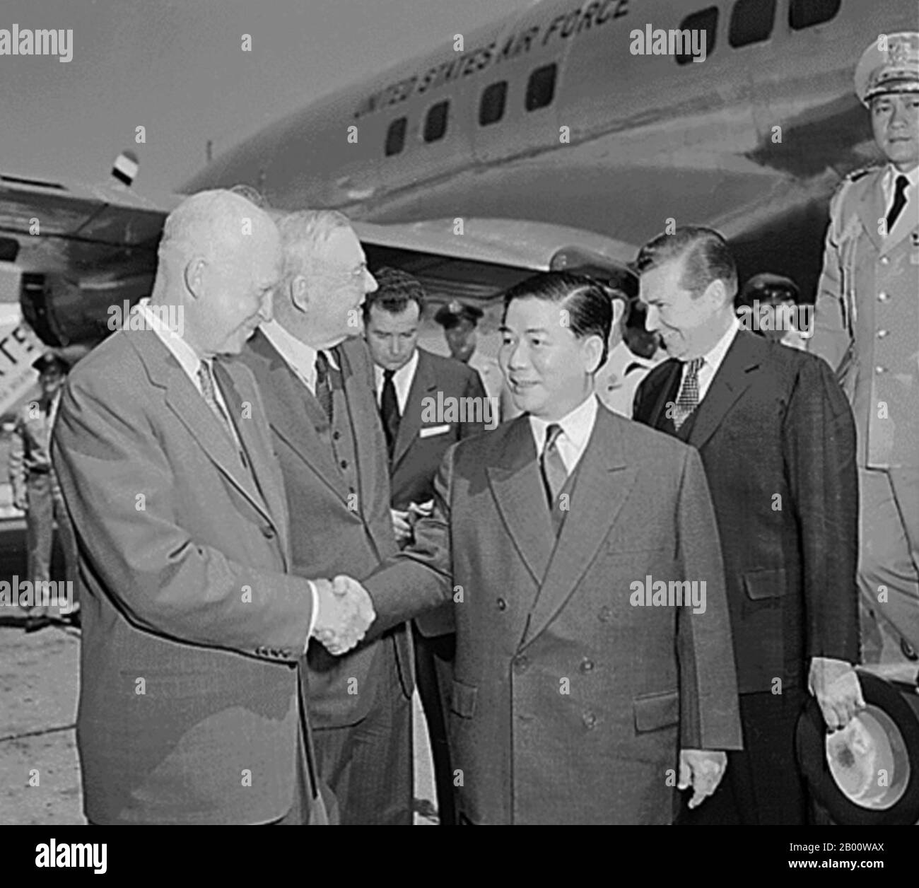 Vietnam: Le président du Sud Vietnam, l'ONG Dinh Diem, accompagnée du secrétaire d'État américain John Foster Dulles, arrive à l'aéroport national de Washington en 1957. Diem est montré secouant la main du président américain Dwight D. Eisenhower. Banque D'Images