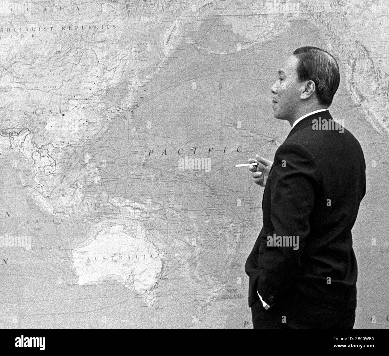 Vietnam: Le Président Nguyễn Văn Thiệu (Nguyen Van Thieu) du Sud Vietnam, debout devant une carte du monde, lors d'une réunion avec Lyndon B. Johnson à Hawaï, le 19 juillet 1968. Nguyen Van Thieu était un général de l'armée de la République du Vietnam (ARVN) qui est devenu le président du Sud Vietnam (1965-75), d'abord à la tête d'une junte militaire, puis après avoir remporté une élection frauduleuse. Il a établi un régime autoritaire et corrompu sur le sud du Vietnam jusqu'à ce que la nation se remâche et fuyait quelques jours avant la chute de Saigon et la victoire communiste ultime. Banque D'Images