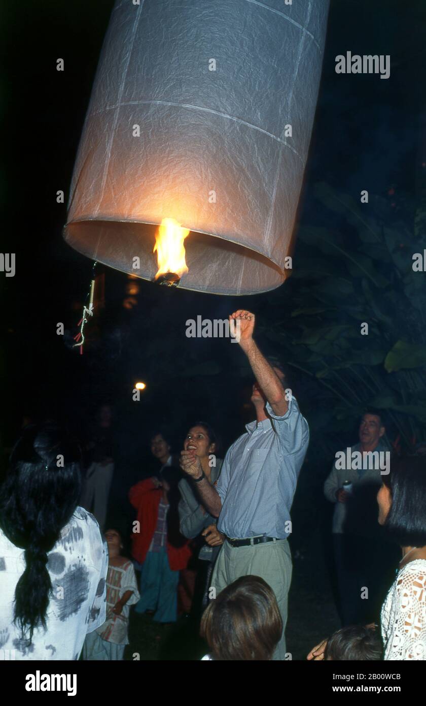 Thaïlande: Lancement d'un ballon de feu à air chaud Yi Peng (Khom Loy Fai), Festival Loy Krathong, Chiang Mai. Loy Krathong se tient chaque année le jour de la pleine nuit de lune du 12ème mois dans le calendrier lunaire thaïlandais traditionnel. Dans le nord de la Thaïlande cela coïncide avec le festival Lanna connu sous le nom de Yi Peng. Le roi Mengrai fonda la ville de Chiang Mai (c'est-à-dire « nouvelle ville ») en 1296, et il succéda à Chiang Rai comme capitale du royaume de Lanna. Chiang Mai, parfois écrit comme 'Chiengmai' ou 'Chiangmai', est la plus grande et la plus importante ville culturelle dans le nord de la Thaïlande. Banque D'Images