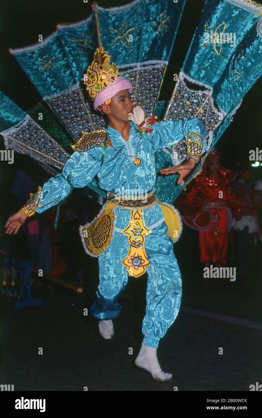 Thaïlande: Danseuse Shan dans la parade de Loy Krathong, festival de Loy Krathong, Chiang Mai. Loy Krathong se tient chaque année le jour de la pleine nuit de lune du 12ème mois dans le calendrier lunaire thaïlandais traditionnel. Dans le nord de la Thaïlande cela coïncide avec le festival Lanna connu sous le nom de Yi Peng. Le roi Mengrai fonda la ville de Chiang Mai (c'est-à-dire « nouvelle ville ») en 1296, et il succéda à Chiang Rai comme capitale du royaume de Lanna. Chiang Mai, parfois écrit comme 'Chiengmai' ou 'Chiangmai', est la plus grande et la plus importante ville culturelle dans le nord de la Thaïlande. Banque D'Images
