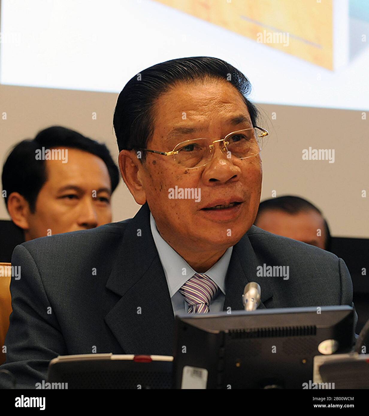 Laos: Choummaly Sayasone, Président de la République démocratique populaire lao et Secrétaire général du Parti révolutionnaire populaire lao, 2006-présent. Le royaume du Laos a existé du 14ème au 18ème siècles, puis divisé en trois royaumes séparés. En 1893, elle est devenue un protectorat français, avec les trois royaumes—Luang Prabang, Vientiane et Champasak—qui s'unissent pour former ce qui est maintenant connu sous le nom de Laos. Le pays a brièvement gagné son indépendance en 1945 après l'occupation japonaise, mais est revenu au pouvoir français jusqu'à ce qu'il se soit vu accorder l'autonomie en 1949. Le Laos est devenu indépendant en 1954. Banque D'Images Laos: Choummaly Sayasone, Président de la République démocratique populaire lao et Secrétaire général du Parti révolutionnaire populaire lao, 2006-présent. Le royaume du Laos a existé du 14ème au 18ème siècles, puis divisé en trois royaumes séparés. En 1893, elle est devenue un protectorat français, avec les trois royaumes—Luang Prabang, Vientiane et Champasak—qui s'unissent pour former ce qui est maintenant connu sous le nom de Laos. Le pays a brièvement gagné son indépendance en 1945 après l'occupation japonaise, mais est revenu au pouvoir français jusqu'à ce qu'il se soit vu accorder l'autonomie en 1949. Le Laos est devenu indépendant en 1954. Banque D'Images
