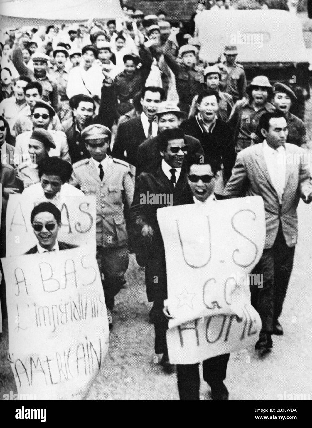 Laos: Des manifestants pro-communistes manifestant contre l'impérialisme américain dans les rues de Vientiane (Viangchan) près de la fin de la deuxième guerre d'Indochine, c. 1974-1975. La deuxième guerre d'Indochine, connue en Amérique sous le nom de guerre du Vietnam, a été un conflit militaire de l'époque de la Guerre froide qui s'est produit au Vietnam, au Laos et au Cambodge du 1er novembre 1955 à la chute de Saigon le 30 avril 1975. Cette guerre a suivi la première Guerre d'Indochine et a été menée entre le Nord du Vietnam, soutenu par ses alliés communistes, et le gouvernement du Sud Vietnam, soutenu par les États-Unis et d'autres nations anticommunistes. Banque D'Images