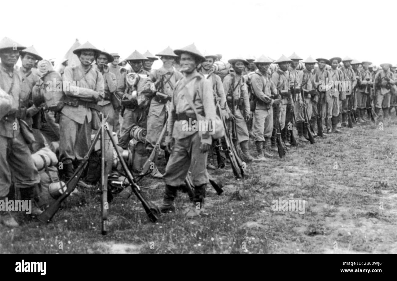 Vietnam: Des 'tirareurs' d'Annais ou des soldats coloniaux vietnamiens attendant d'entrer dans la bataille à Ypres, Belgique, en 1916. Ypres a occupé une position stratégique pendant la première Guerre mondiale parce qu'il s'est tenu sur la trajectoire du balayage prévu de l'Allemagne à travers le reste de la Belgique et en France. Lors de la deuxième bataille d'Ypres (du 22 avril au 25 mai 1915), les Allemands ont utilisé du gaz toxique pour la première fois sur le front occidental (ils l'avaient utilisé plus tôt lors de la bataille de Bolimov le 3 janvier 1915) et ont capturé le terrain à l'est de la ville. La première attaque au gaz a eu lieu contre des soldats canadiens, britanniques et français. Banque D'Images