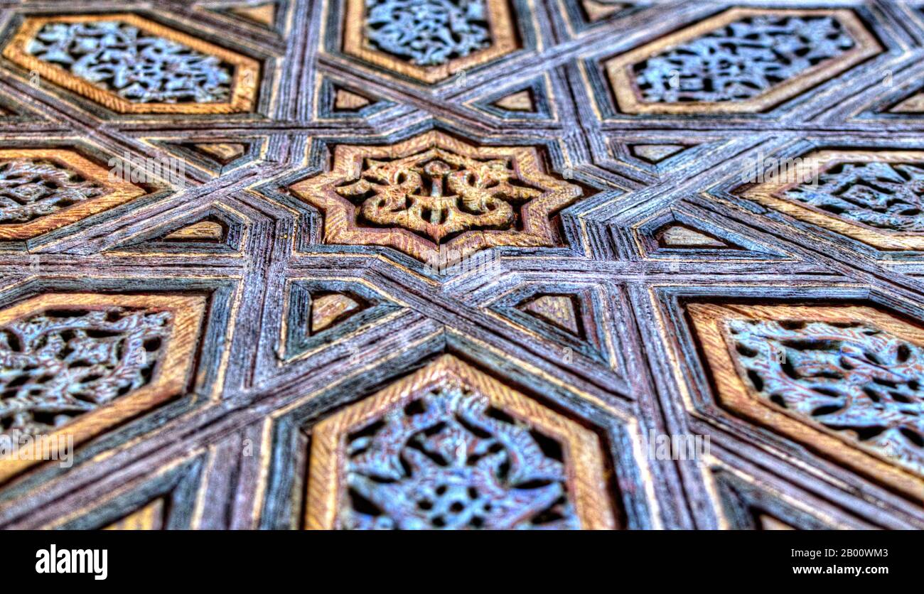 Gros plan d'une porte en bois dans les Alcazars royaux de Séville, Andalousie, Espagne. Mise au point sélective. Banque D'Images