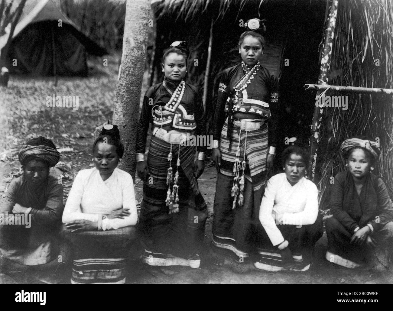 Birmanie/Myanmar: Six femmes Tai lu de Mong Lay dans l'État de Shan posent pour une photographie en 1909. Les deux au milieu sont en costume de fête; les deux en pinafores blanches portent une tenue de ville; et les deux squatting sur l'extérieur sont en robe paysanne. L'ethnie Tai désigne collectivement les groupes ethniques du sud de la Chine et de l'Asie du Sud-est, qui s'étendent du Hainan à l'est de l'Inde et du sud du Sichuan au Laos, en Thaïlande et dans certaines parties du Vietnam, qui parlent des langues dans la famille Tai et partagent des traditions et des festivals similaires, y compris le festival de l'eau. Banque D'Images