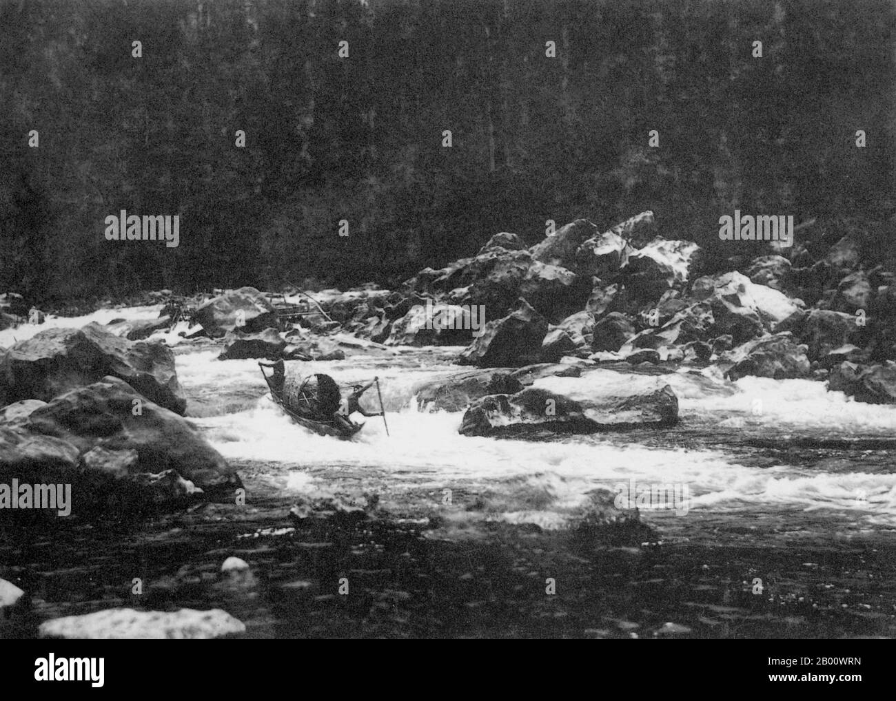 Laos : une barge creusée navigue sur les rapides du Mékong pendant la saison sèche 1919. Le Mékong est le 12e fleuve le plus long du monde. Depuis sa source himalayenne sur le plateau tibétain, il coule environ 4,350 km (2,703 miles) à travers la province chinoise du Yunnan, la Birmanie, le Laos, la Thaïlande, le Cambodge et le Vietnam, qui s'écoulent enfin dans la mer de Chine méridionale. La construction récente de barrages hydroélectriques sur la rivière et ses affluents a réduit considérablement le débit d'eau pendant la saison sèche en Asie du Sud-est. Banque D'Images