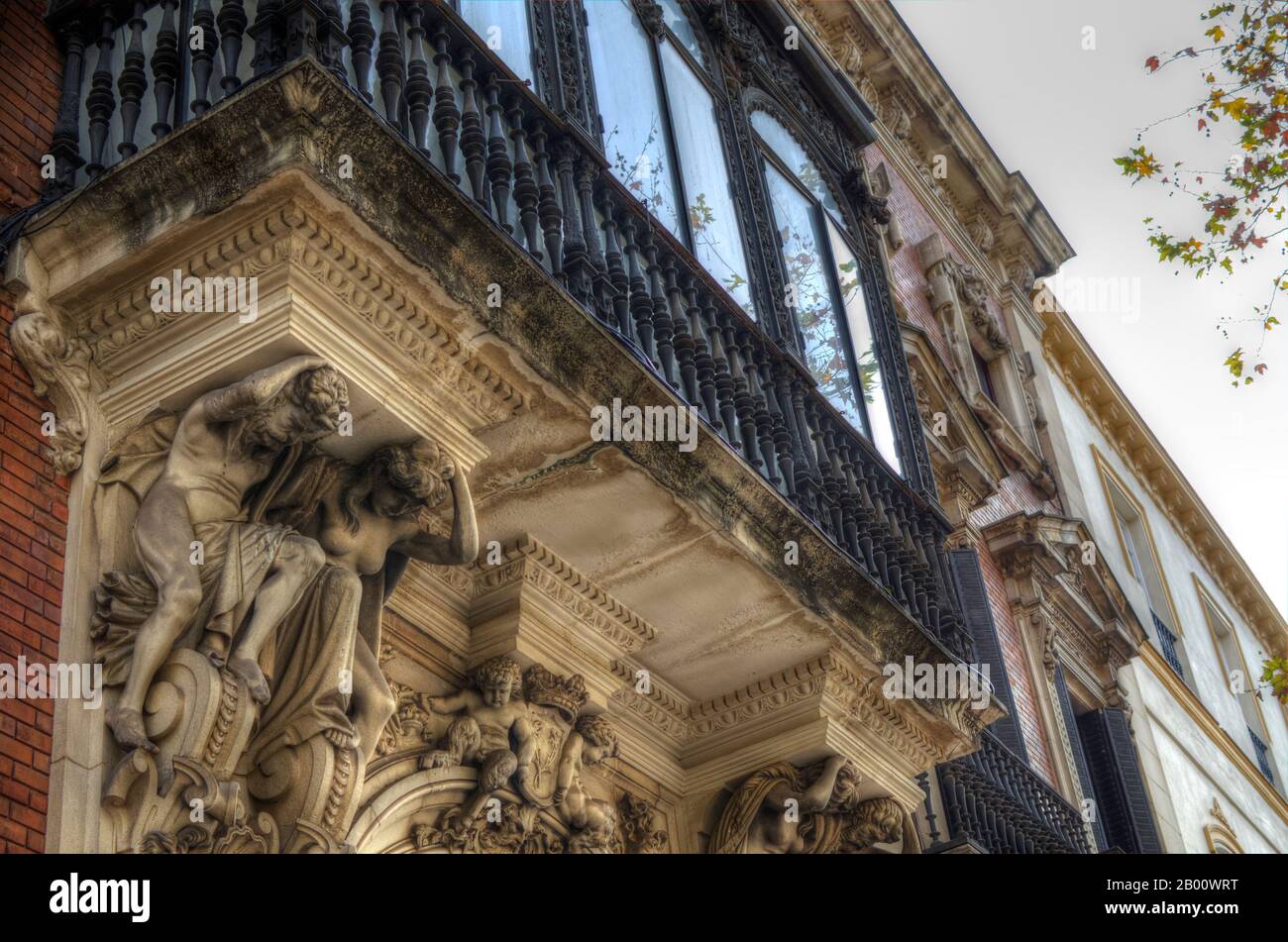 Atlas et Caryatide avec balcon à Séville, en Andalousie, en Espagne. Détails. Banque D'Images