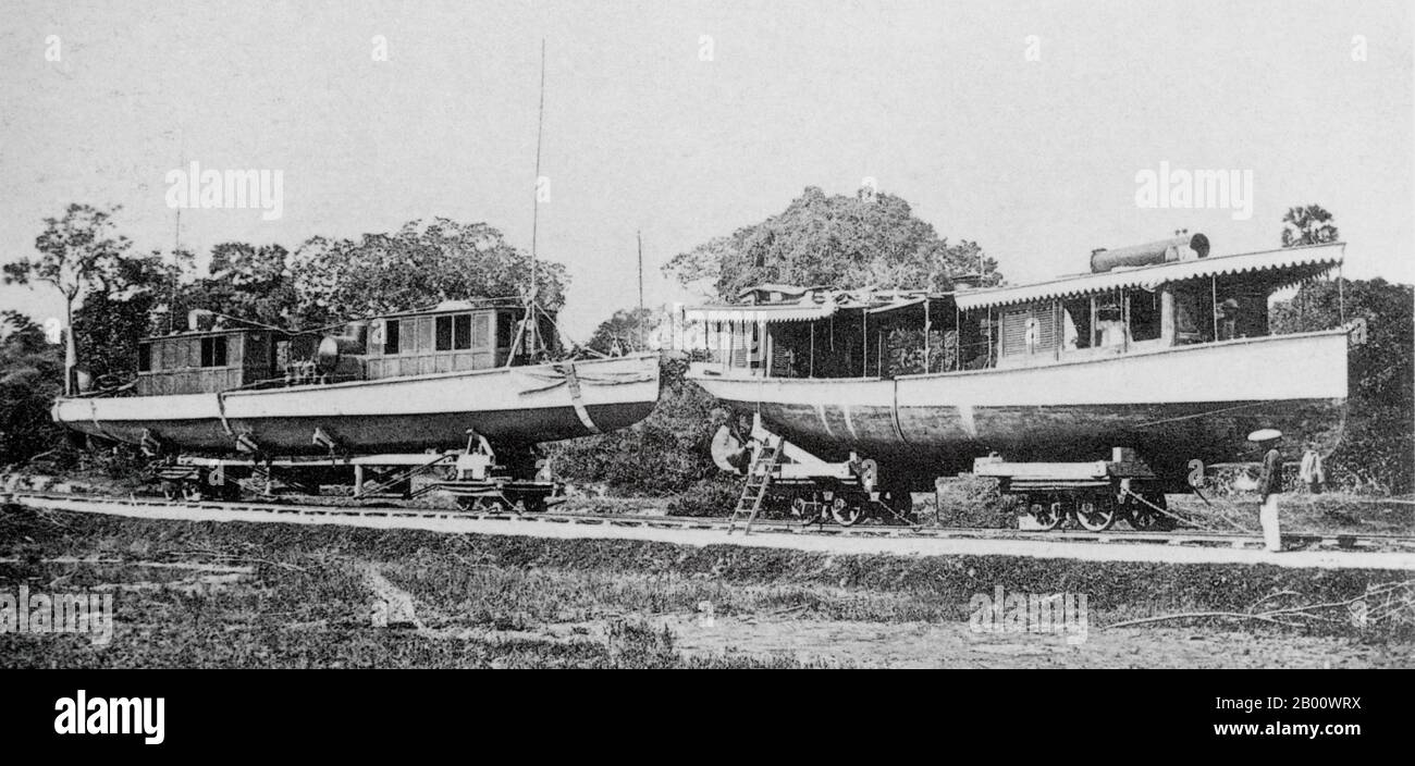 Laos: Les lancements «Ham Luong» et «Massie» attendent le transport vers le Mékong à Khone Nord au Laos en 1893. Face à la chaîne de montagne imsurable de Khone qui séparait le plus bas du Mékong, les Français ont entrepris en 1893 la construction d'un pont de 160 m et d'une voie ferrée de 7 km pour transférer les lancements entre les deux tronçons de la rivière. Cela a amélioré de façon exponentielle le commerce et le transport entre le Laos et le Cambodge. Banque D'Images