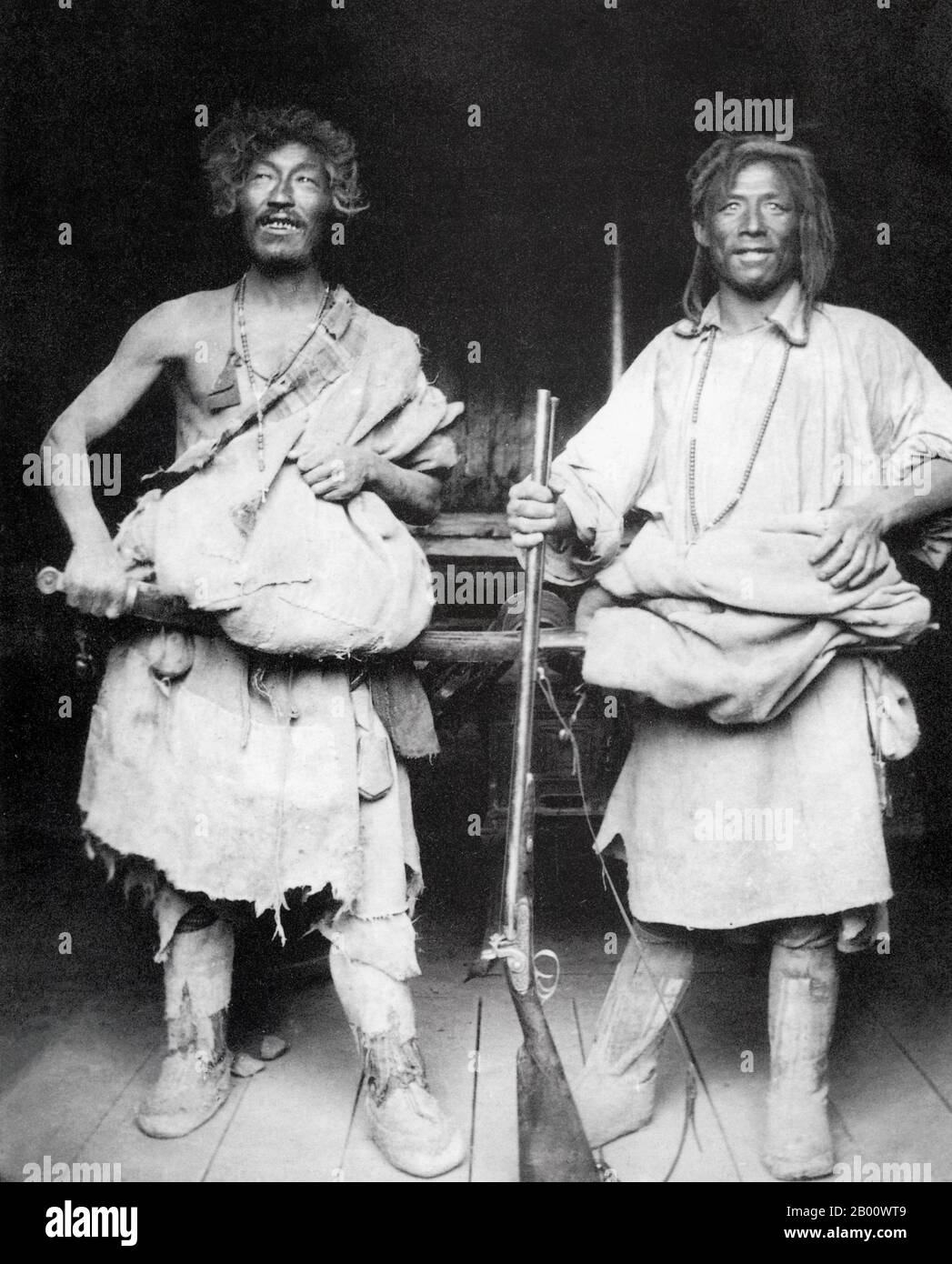 Tibet : une photographie de 1910 de deux hommes khampas de souche de Yerkalo vêtus de peaux de chèvre. Kham est une région de l'est du Tibet qui a été considérée comme un "district administratif spécial" en Chine jusqu'en 1939, quand elle est devenue une province chinoise officielle. Les habitants de Kham sont appelés ‘Khampas’ et sont des guerriers très réputés. Banque D'Images