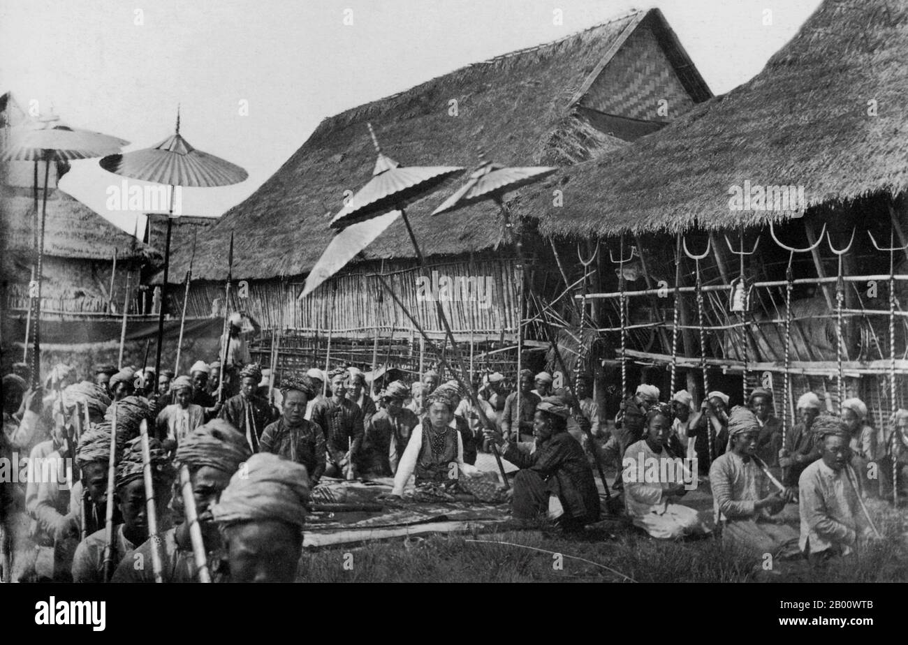 Laos: Le «chao fa» (roi) de Muang Sing et de son fils en 1894. Cette photo a été prise peu de temps avant l'arrivée des colonialistes français et la prise de contrôle de la région. Vientiane est devenue la capitale du protectorat français du Laos en 1899 et est restée le «chef-lieu» - la capitale du district - du Laos français jusqu'en 1949. Muang Sing est situé à l'extrême nord-ouest du pays, près des frontières de la Birmanie et de la Chine. Elle abrite des minorités indigènes comme les Akha, Tai lu, Lanten, Tai Dam, Yao et Hmong. Aujourd'hui, la ville est une destination populaire de routards/touristes. Banque D'Images