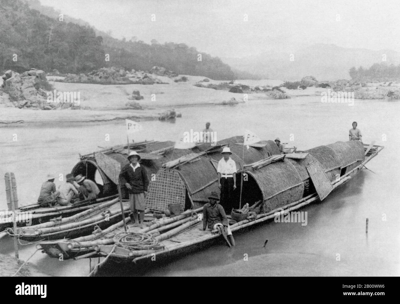 Laos : livraison du courrier sur le Mékong par le service Post & Telegraph dans le nord du Laos en 1919. Le Mékong est le 12e fleuve le plus long du monde. Depuis sa source himalayenne sur le plateau tibétain, il coule environ 4,350 km (2,703 miles) à travers la province chinoise du Yunnan, la Birmanie, le Laos, la Thaïlande, le Cambodge et le Vietnam, qui s'écoulent enfin dans la mer de Chine méridionale. La construction récente de barrages hydroélectriques sur la rivière et ses affluents a réduit considérablement le débit d'eau pendant la saison sèche en Asie du Sud-est. Banque D'Images