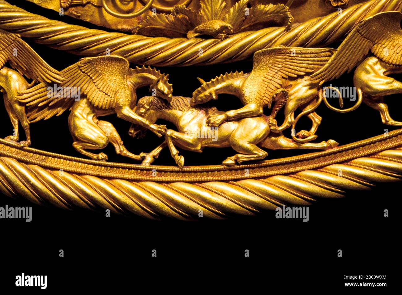 Ukraine: Détail d'un pectoral scythien doré de la tombe royale dans le Tolstaja Mogila Kurgan, milieu du 4ème siècle BCE. Musée des trésors historiques de l'Ukraine, Kiev. Image libérée dans la presse en 2009. Les Scythiens étaient un ancien peuple iranien de pasteurs nomades qui, dans l'Antiquité classique, dominaient la steppe Pontique-Caspienne, connue à l'époque sous le nom de Scythia. Vers la fin de l'Antiquité, les Sarmatiens étroitement liés sont venus dominer les Scythiens à l'ouest. Banque D'Images