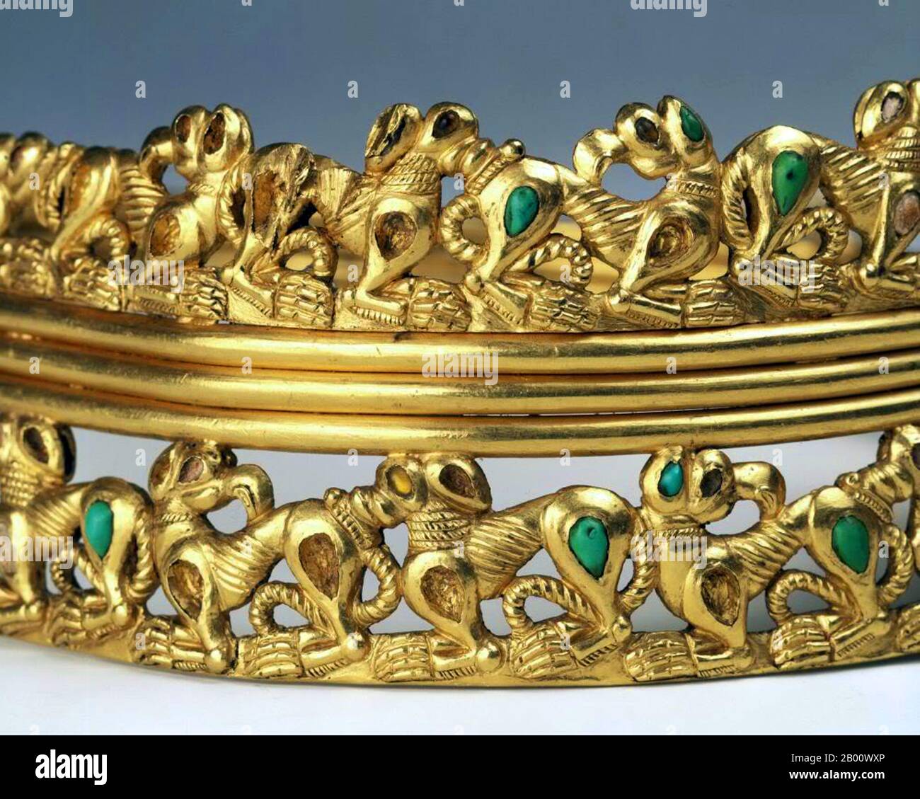 Ukraine : circlet Sarmatien à col doré, 1er siècle ce, parsemé de turquoise, de corail et de verre du Chochlatch Kurgan, Novocherkask. Image libérée dans la presse en 2009. Les Scythiens étaient un ancien peuple iranien de pasteurs nomades qui, dans l'Antiquité classique, dominaient la steppe Pontique-Caspienne, connue à l'époque sous le nom de Scythia. Vers la fin de l'Antiquité, les Sarmatiens étroitement liés sont venus dominer les Scythiens à l'ouest. Banque D'Images