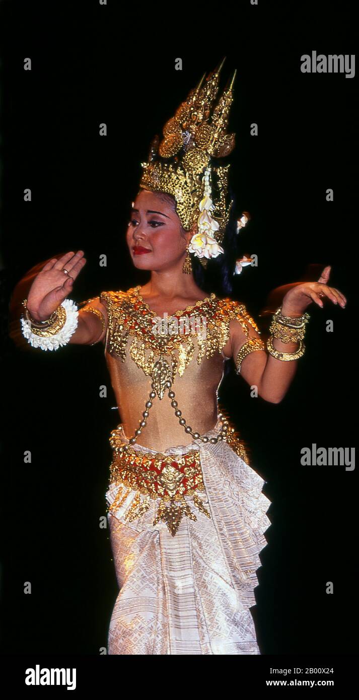 Cambodge: Danseuse au Ballet royal du Cambodge, Phnom Penh. La danse classique khmère est semblable aux danses classiques de la Thaïlande et du Cambodge. Le Reamker est une version khmère du Ramayana et est l'un des drames de danse les plus couramment exécutés. Banque D'Images