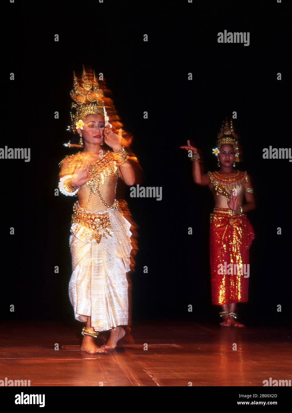 Cambodge: Danseurs, Ballet royal du Cambodge, Phnom Penh. La danse classique khmère est semblable aux danses classiques de la Thaïlande et du Cambodge. Le Reamker est une version khmère du Ramayana et est l'un des drames de danse les plus couramment exécutés. Banque D'Images