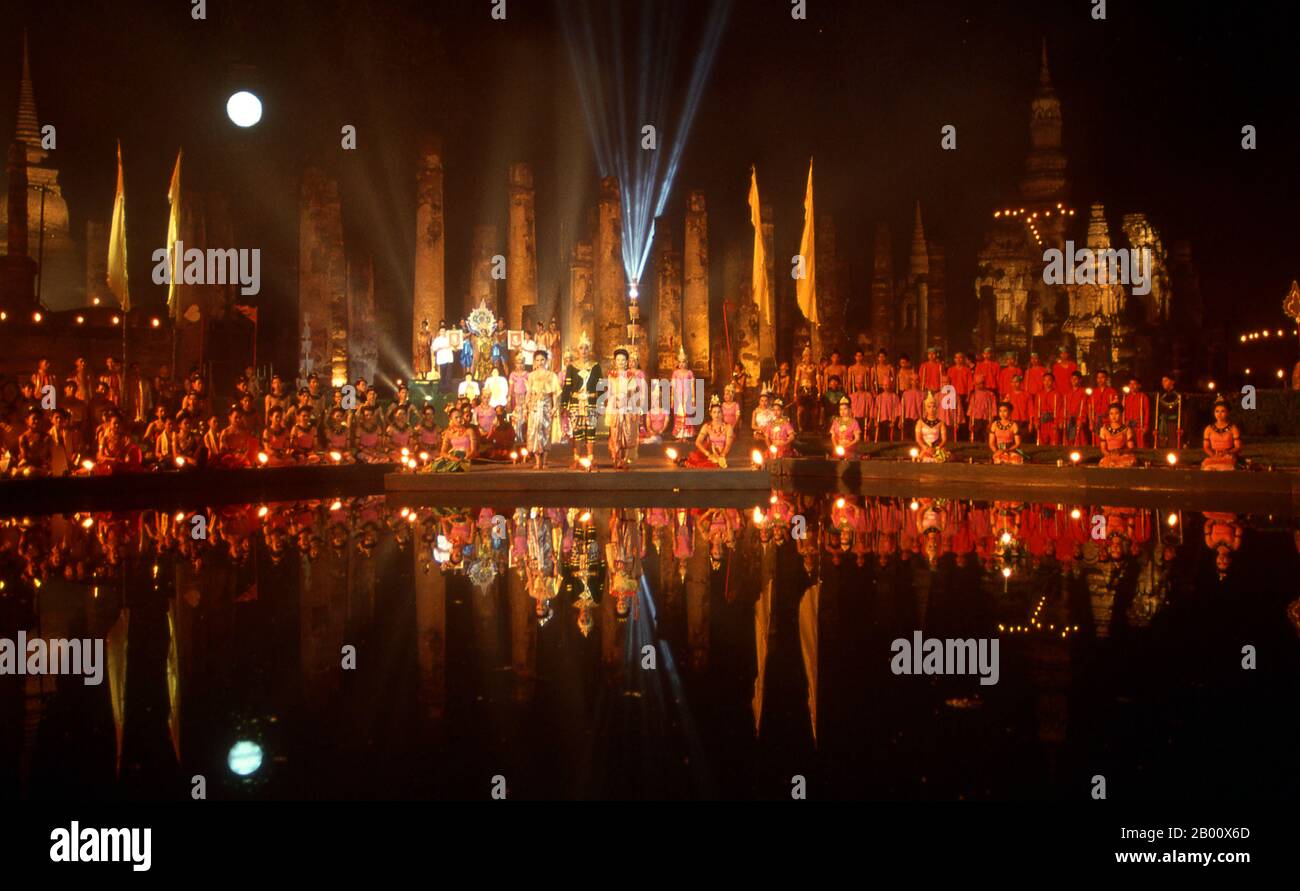 Thaïlande: Spectacle de lumière et de son pour le festival annuel de Loy Krathong, Parc historique de Sukhothai. Loy Krathong (ou Loi Krathong) est un festival célébré chaque année dans toute la Thaïlande et certaines parties du Laos pendant la pleine lune du 12ème mois dans le calendrier lunaire traditionnel. Sukhothai, qui signifie littéralement 'Dawn of Happiness', était la capitale du Royaume de Sukhothai et fut fondée en 1238. Elle a été la capitale de l'Empire thaïlandais pendant environ 140 ans. Banque D'Images
