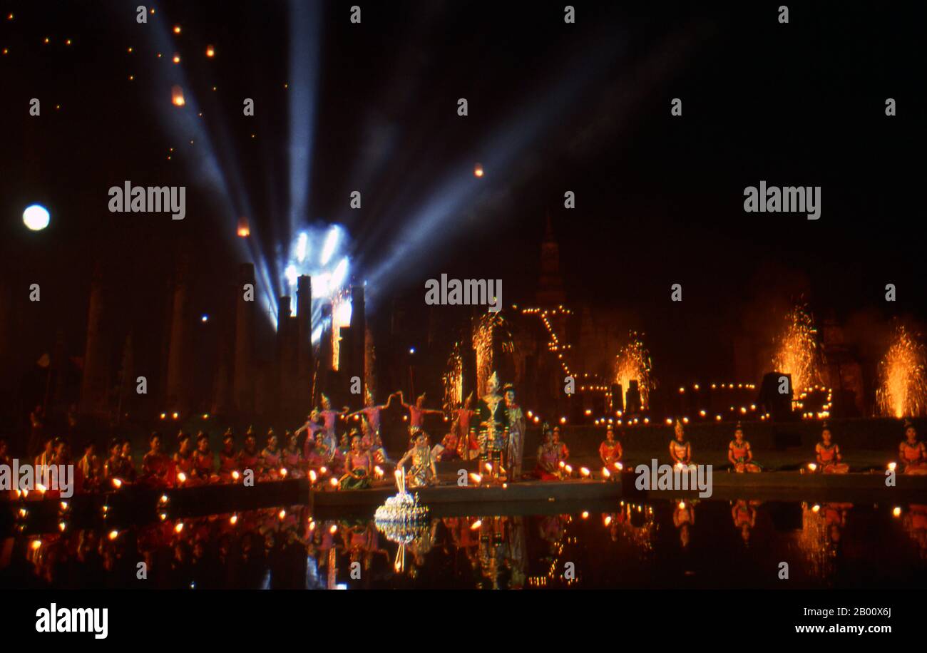 Thaïlande: Spectacle de lumière et de son pour le festival annuel de Loy Krathong, Parc historique de Sukhothai. Loy Krathong (ou Loi Krathong) est un festival célébré chaque année dans toute la Thaïlande et certaines parties du Laos pendant la pleine lune du 12ème mois dans le calendrier lunaire traditionnel. Sukhothai, qui signifie littéralement 'Dawn of Happiness', était la capitale du Royaume de Sukhothai et fut fondée en 1238. Elle a été la capitale de l'Empire thaïlandais pendant environ 140 ans. Banque D'Images