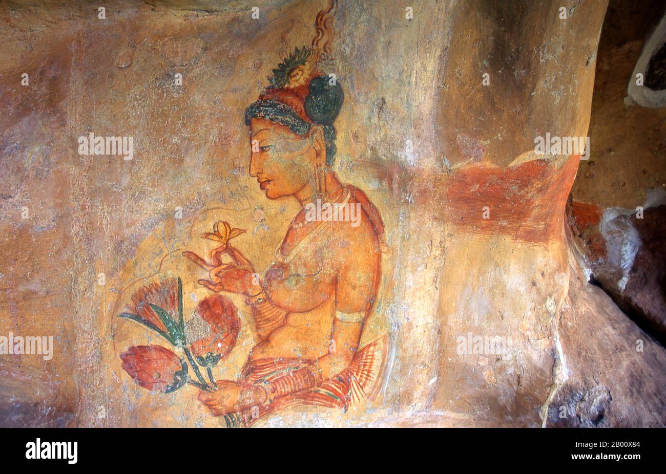 Sri Lanka : le « Cloud Maidens » de Sigiriya orne le rocher en haut de la campagne environnante. Sigiriya (rocher du Lion) est une ancienne forteresse rocheuse et une ruine de palais située dans le quartier central de Matale au Sri Lanka, entourée par les vestiges d'un vaste réseau de jardins, de réservoirs et d'autres structures. Sigiriya a été construit pendant le règne du roi Kasyapa I (ce 477 – 495) et après sa mort, il a été utilisé comme monastère bouddhiste jusqu'au XIVe siècle. Banque D'Images