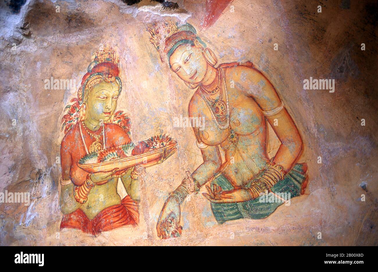 Sri Lanka : le « Cloud Maidens » de Sigiriya orne le rocher en haut de la campagne environnante. Sigiriya (rocher du Lion) est une ancienne forteresse rocheuse et une ruine de palais située dans le quartier central de Matale au Sri Lanka, entourée par les vestiges d'un vaste réseau de jardins, de réservoirs et d'autres structures. Sigiriya a été construit pendant le règne du roi Kasyapa I (ce 477 – 495) et après sa mort, il a été utilisé comme monastère bouddhiste jusqu'au XIVe siècle. Banque D'Images