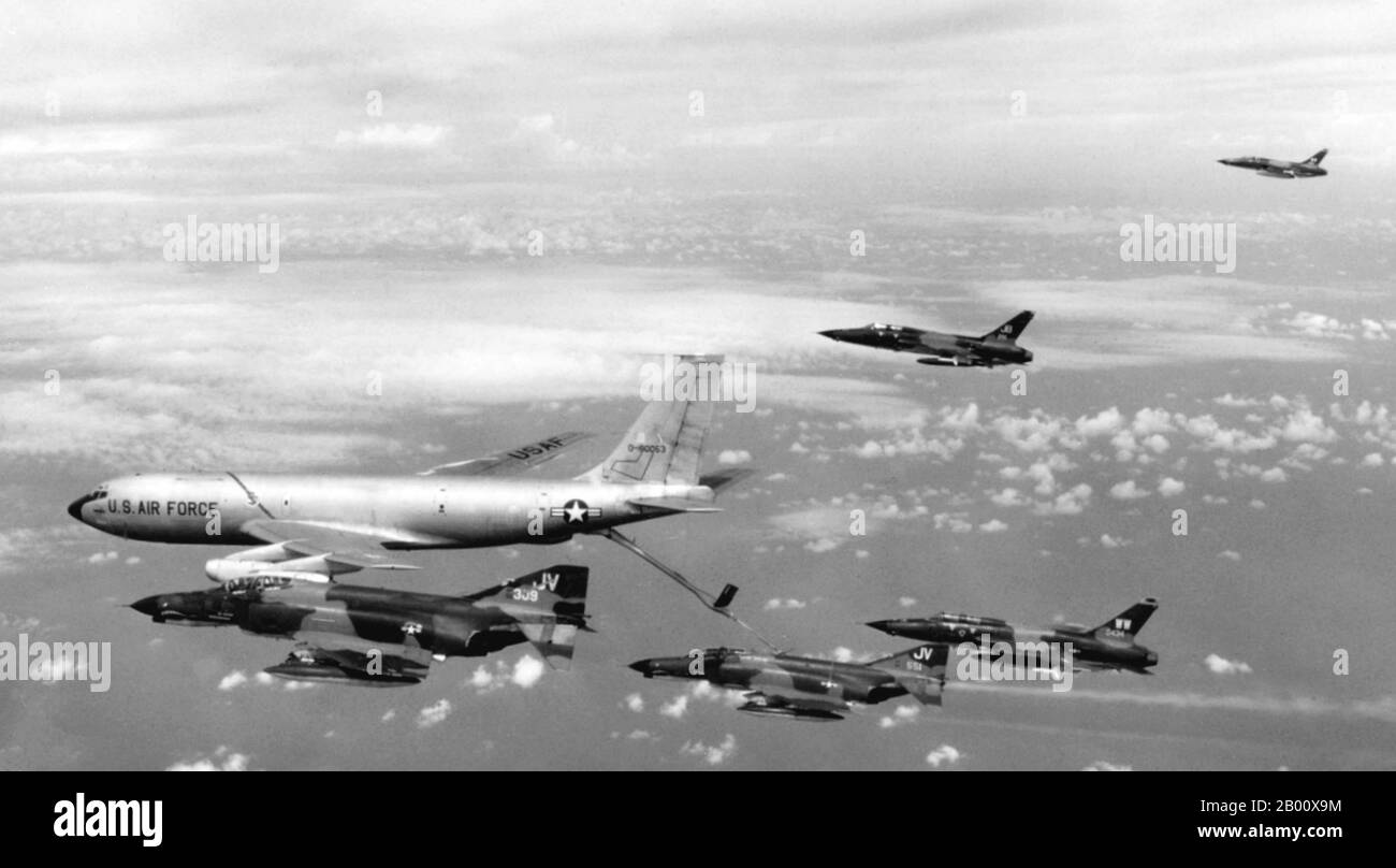 Vietnam: Opération linebacker - UNE équipe de chasseurs-killer de missiles surface-air de l'USAF qui se ravitaillent en route vers le nord du Vietnam, octobre 1972. L'opération linebacker était le titre d'une campagne d'interdiction aérienne de la septième Force aérienne des États-Unis et de la Force opérationnelle de la Marine américaine 77 menée contre la République démocratique du Vietnam (Nord du Vietnam) du 9 mai au 23 octobre 1972, pendant la guerre du Vietnam. Son but était d'arrêter ou de ralentir le transport de fournitures et de matériaux pour l'offensive Nguyen Hue (connue en Occident sous le nom d'offensive de Pâques), une invasion du Sud Vietnam, par les forces nord-vietnamiennes. Banque D'Images