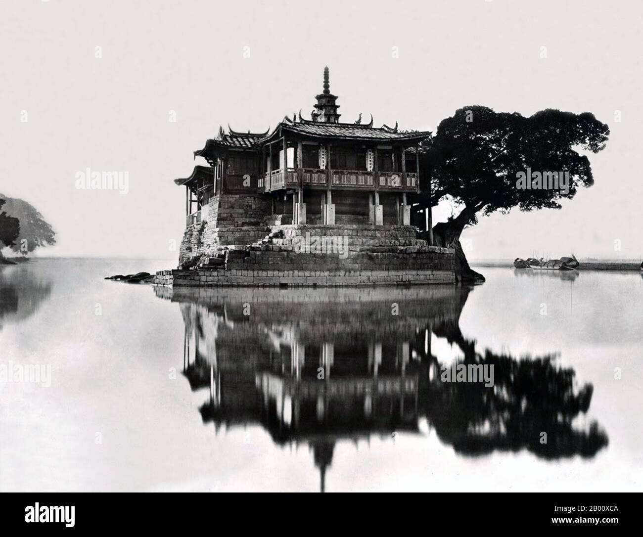 Chine : Jin Shan Shi ou Temple de la montagne d'or, min River, Fujian. Photo de John Thomson (1837-1921), ch. 1870. Banque D'Images