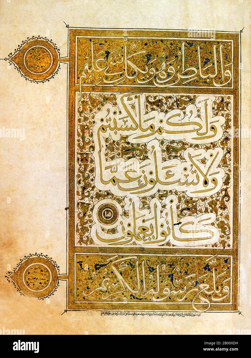 Irak : une page d'un Coran fait à Bagdad pour le sultan mongol Oljeitu en 1306-1307. La page est l’un des 2,000 folios similaires qui composent cette copie du Coran, qui est liée en 30 volumes, un pour la lecture chaque jour du mois. Banque D'Images