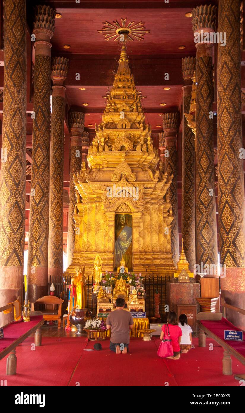 Thaïlande: Le Ku (tour en brique dorée signifiant « lieu de cachette ») contenant l'image du Bouddha Phra Chao Lang Thong, Viharn Luang, Wat Phra That Lampang Luang, dans le nord de la Thaïlande. Wat Phra That Lampang Luang (วัดพระธาตุลำปางหลวง), le temple de la relique du Grand Bouddha de Lampang, date du XVe siècle et est un temple en bois de style Lanna situé dans le district de Ko Kha de la province de Lampang. Il se tient au sommet d'une muraille artificielle, et est entouré d'un mur de briques élevé et massif. Le temple lui-même fait également office de wiang (colonie fortifiée), et a été construit comme un temple fortifié. Banque D'Images
