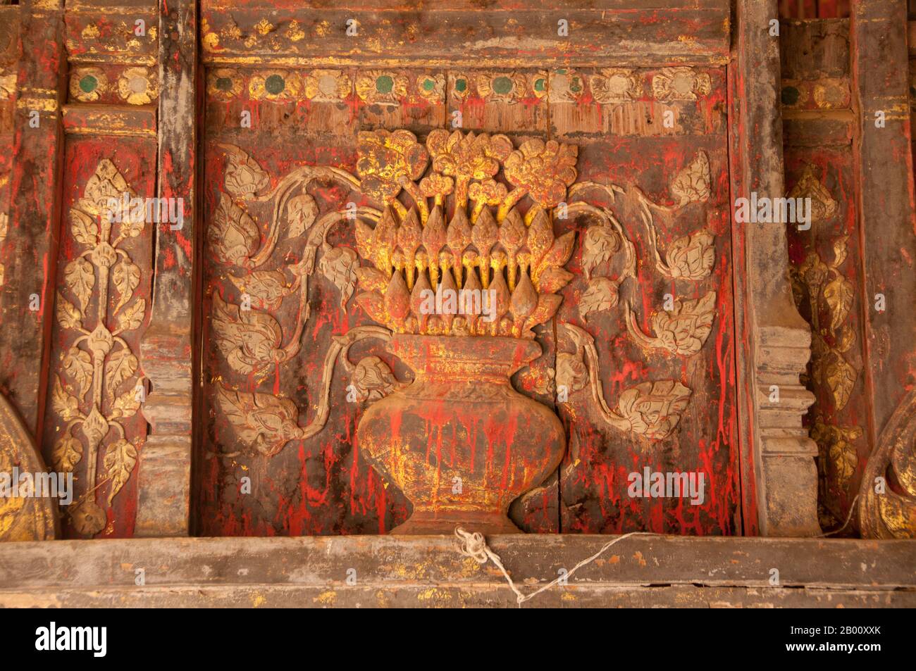 Thaïlande: Décoration de pilier dans le principal Viharn Luang, Wat Phra que Lampang Luang, nord de la Thaïlande. Wat Phra que Lampang Luang a été construit au XVe siècle et est un temple en bois de style Lanna trouvé dans le district de Ko Kha de la province de Lampang. Les peintures murales que l'on trouve dans le viharn principal représentent une variété d'événements, y compris des batailles, la vie des palais et d'autres événements quotidiens. Banque D'Images