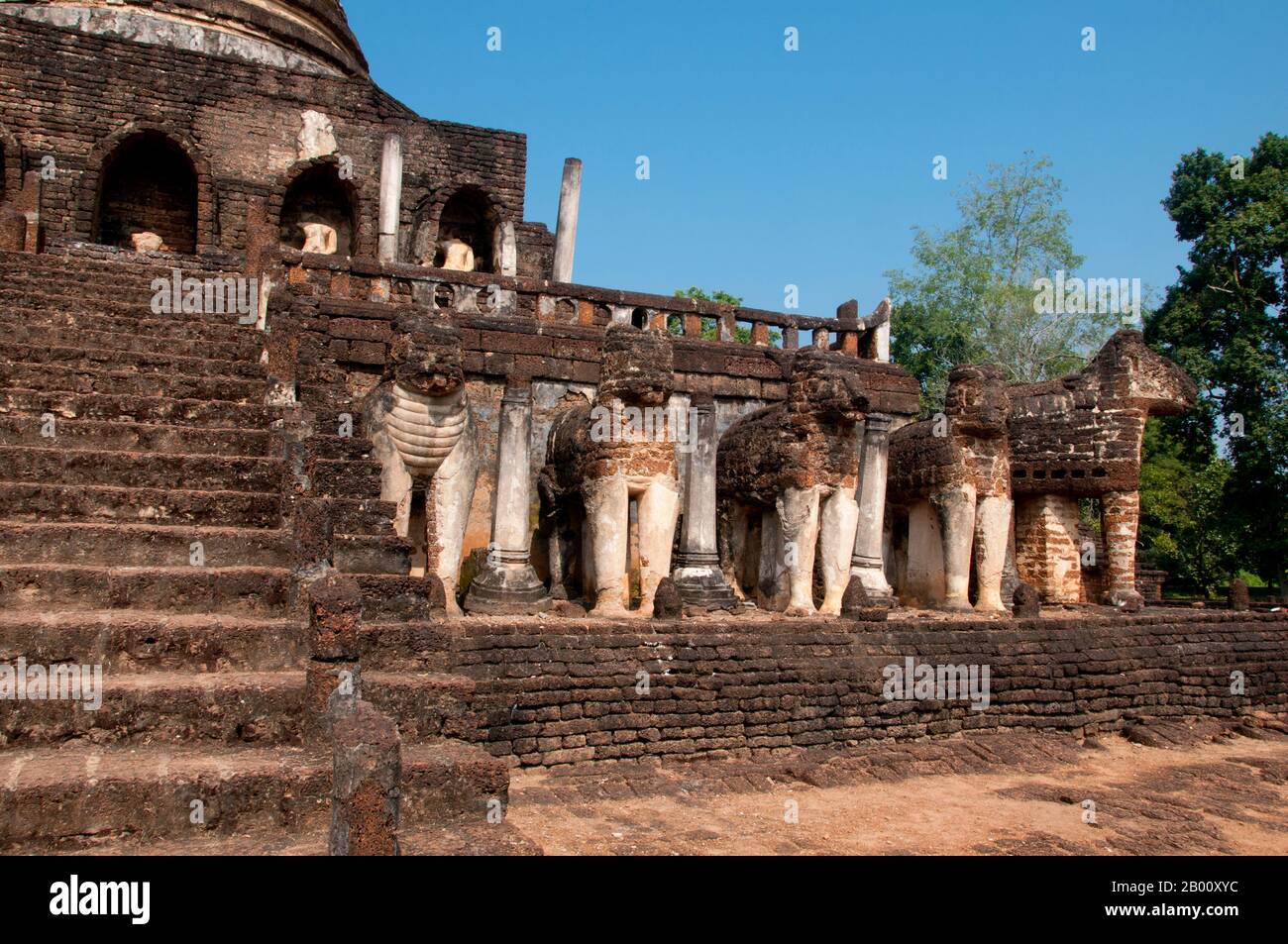 Thaïlande: Éléphants soutenant le chedi de style sri lankais en forme de cloche, Wat Chang LOM, si Satchanalai Historical Park. Wat Chang LOM a été construit entre 1285 et 1291 par le roi Ramkhamhaeng. Si Satchanalai a été construit entre les XIIIe et XVe siècles et faisait partie intégrante du Royaume de Sukhothai. Il était habituellement administré par des membres de la famille des Rois de Sukhothai. Banque D'Images