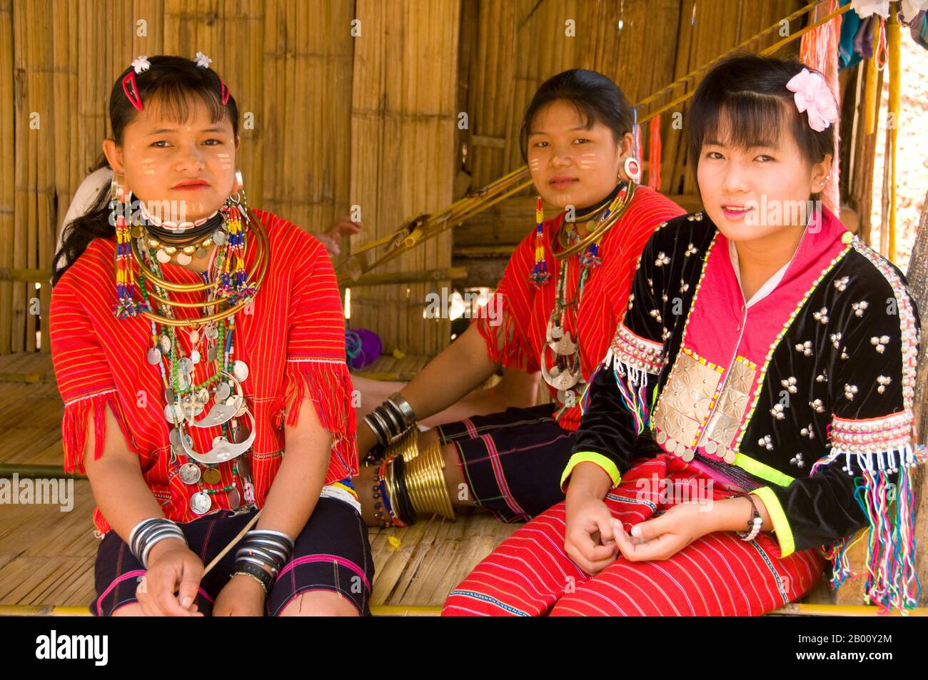 Thaïlande: Karen long Ears femmes et femme Karen ordinaire (à droite), Karen long Neck Village et Seven Tribe Village, près de Mae Taman, au nord de Chiang Mai. Le peuple Karen ou Kayin (PWA Ka Nyaw PoE ou Kanyaw à Sgaw Karen et Ploan à PoE Karen; Kariang ou Yang en thaï), est un groupe ethnique sino-tibétain qui réside principalement dans le sud et le sud-est de la Birmanie (Myanmar). Les Karen représentent environ 7 pour cent de la population birmane totale d'environ 50 millions de personnes. Un grand nombre de Karen résident également en Thaïlande, principalement à la frontière entre la Thaïlande et la Birmanie. Banque D'Images