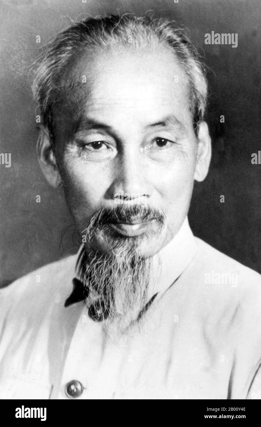Vietnam: Président Ho Chi Minh (1890-1969). Hồ Chí Minh, né Nguyễn Sinh Cung et également connu sous le nom de Nguyễn Ái Quốc (19 mai 1890 – 3 septembre 1969) était un leader révolutionnaire communiste vietnamien qui était Premier ministre (1946–1955) et président (1945–1969) de la République démocratique du Vietnam (Nord Vietnam). Il a formé la République démocratique du Vietnam et a dirigé le Viet Cong pendant la guerre du Vietnam jusqu'à sa mort. Hồ a dirigé le mouvement pour l'indépendance du Viet Minh à partir de 1941, établissant la République démocratique du Vietnam sous régime communiste en 1945 et battant l'Union française en 1954. Banque D'Images
