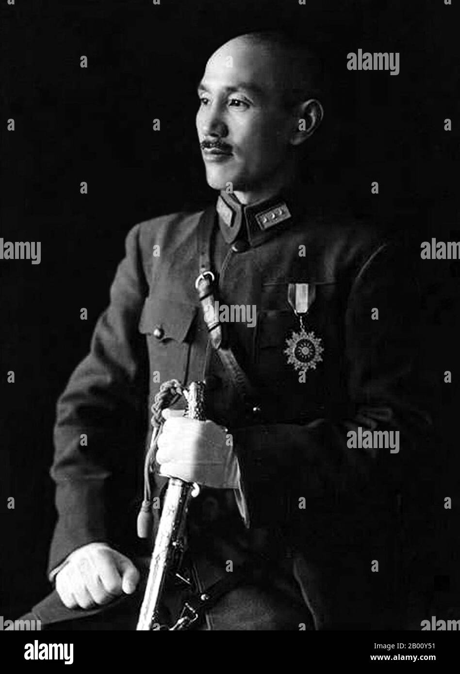 Chine/Taïwan : Chiang Kai-shek (31 octobre 1887 – 5 avril 1975) était un dirigeant politique et militaire de la Chine du XXe siècle (v.1927-49) et, par la suite, de Taïwan (1949-1975). Chiang Kai-shek était un membre influent du parti nationaliste Kuomintang (KMT) et du proche allié de Sun Yat-sen. Il devint le commandant de l'Académie militaire de Wampoa de Kuomintang et prit la place de Sun dans le parti quand ce dernier mourut en 1925. En 1928, Chiang a dirigé l'expédition du Nord pour unifier le pays, devenant ainsi le chef de file général de la Chine. Il a dirigé la Chine dans la seconde guerre sino-japonaise, qui a vu son importance se développer. Banque D'Images