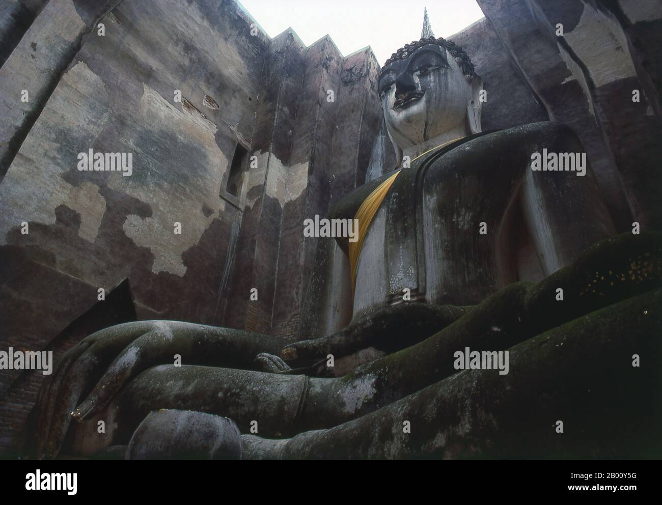 Thaïlande: Bouddha assis de 15 mètres de haut, Wat si CHUM, Parc historique de Sukhothai. Le Bouddha Phra Atchana à Wat si CHUM est dans la posture de 'Sousduing Mara' ou 'appelant la Terre à témoigner'. Sukhothai, qui signifie littéralement 'Dawn of Happiness', était la capitale du Royaume de Sukhothai et fut fondée en 1238. Elle a été la capitale de l'Empire thaïlandais pendant environ 140 ans. Banque D'Images