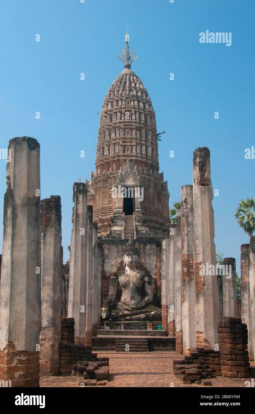 Thaïlande: Wat Phra si Rattana Mahathe Chaliang, Parc historique si Satchanalai. Si Satchanalai a été construit entre les XIIIe et XVe siècles et faisait partie intégrante du Royaume de Sukhothai. Il était habituellement administré par des membres de la famille des Rois de Sukhothai. Banque D'Images