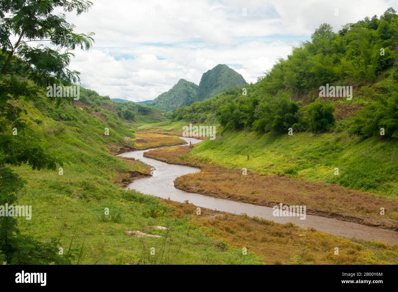 Thaïlande: Ruisseau près de Ban Huai Kee Lek, province de Chiang Rai, Thaïlande du Nord. Un ruisseau serpente dans la vallée sous Ban Huai Kee Lek, Chiang Rai, Thaïlande. Banque D'Images