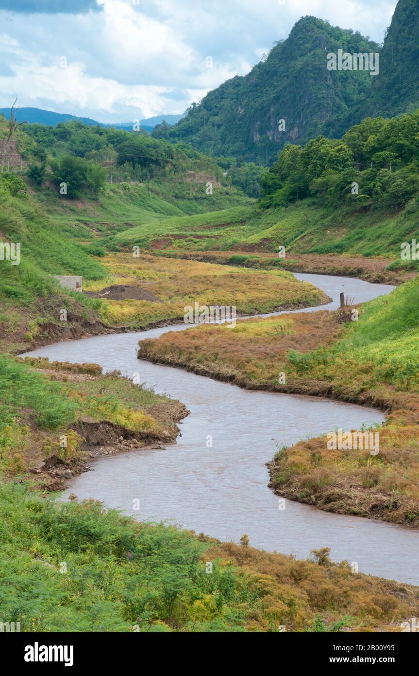Thaïlande: Ruisseau près de Ban Huai Kee Lek, province de Chiang Rai, Thaïlande du Nord. Un ruisseau serpente dans la vallée sous Ban Huai Kee Lek, Chiang Rai, Thaïlande Banque D'Images